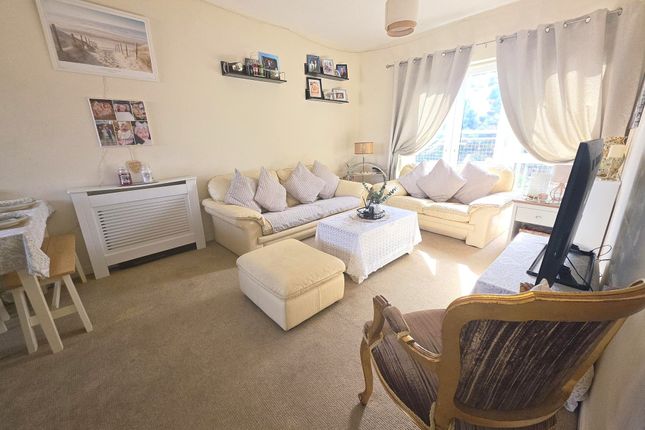 Apt 14, Ty Levant Rhodfa'r Gwagenni, Barry photo 2