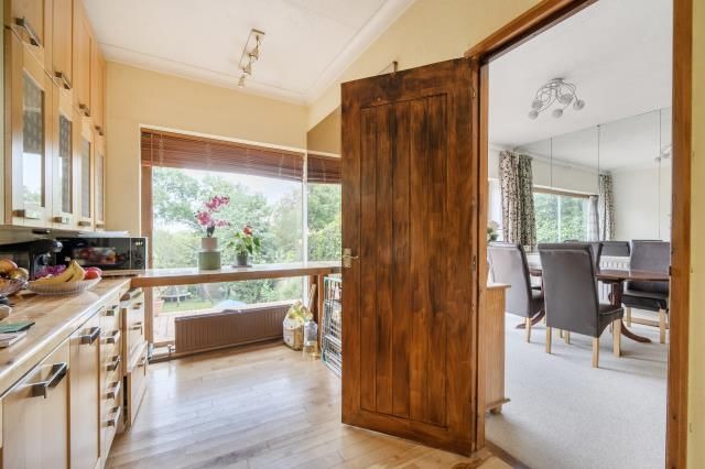 16, Manor Way, Chesham photo 4