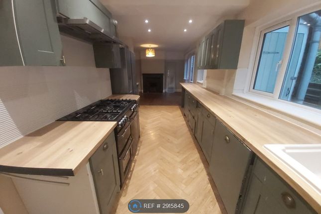 Wardown Crescent, Luton photo 3