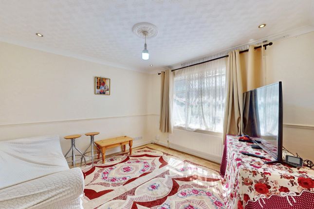 14, Ballards Road , London  photo 3