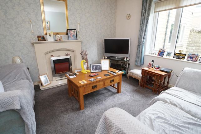 8, Nialls Court, Bradford photo 3