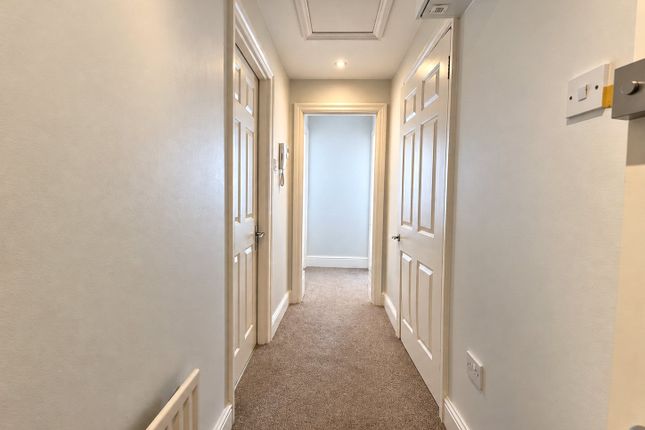 Flat 8, 4, Devonshire Terrace, London photo 3