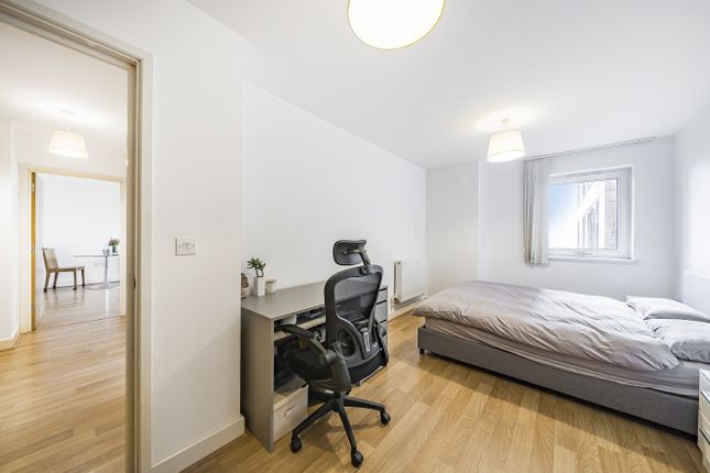 Flat 8, Gaumont Tower, Dalston Square, London photo 4