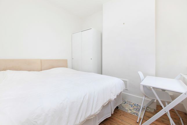 Flat to rent in Grantham Road, Clapham, London