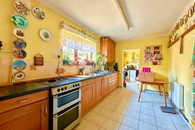 63 Charlbury Crescent, Romford photo 4