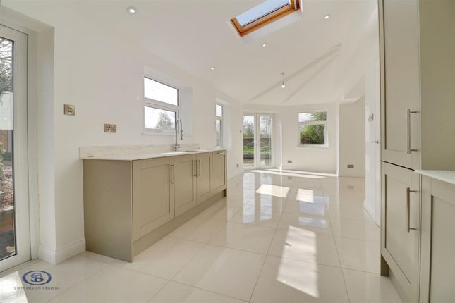 11, Carlyle Close, Stoke-On-Trent photo 3