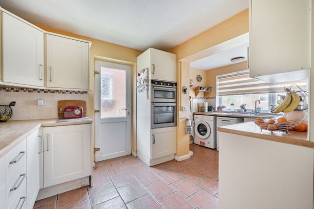 10, Holmes Crescent, Berkshire photo 2