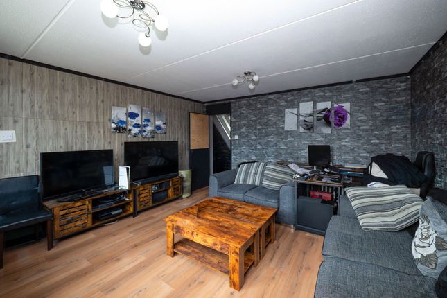 72 Carledubs Avenue, Broxburn photo 2