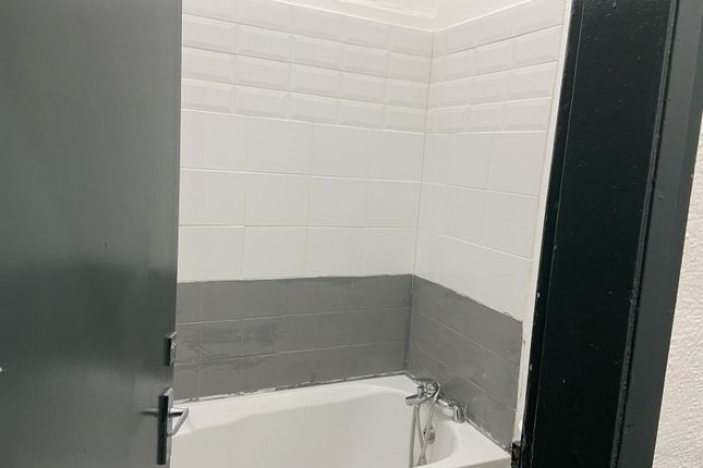 Flat 2, 52, Ash Tree Road, Manchester photo 5