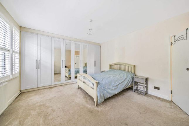 Flat for sale in Compton Road, London