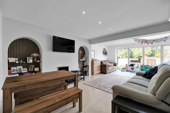 39, Foxlake Road, Byfleet photo 4