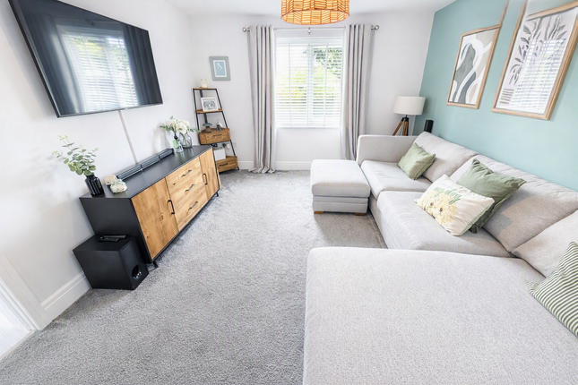 19, Millfield Gardens, Milton Keynes photo 3