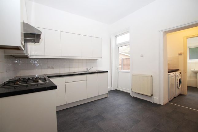 Flat to rent in Kingswood Road, Seven Kings, Ilford