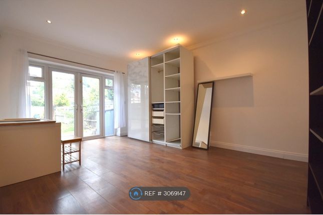A Meadow Close, Raynes Park photo 5