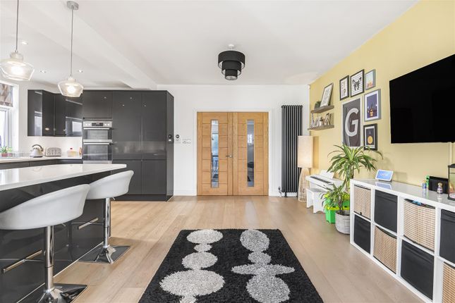 30, Westpole Avenue, Cockfosters photo 4