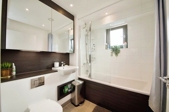 Flat for sale in Castle Street, Upton Park, London