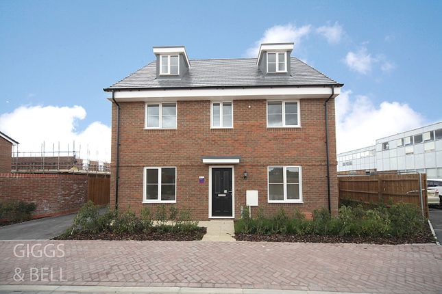 Detached house for sale in Barnfield Place, Luton, Bedfordshire