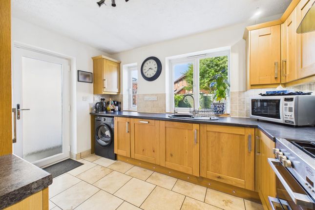 30, Lark Vale, Aylesbury photo 4