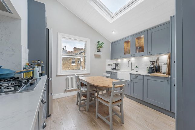 Flat for sale in Stockwell Avenue, London