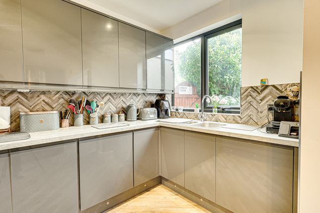 22, Birchwood Drive, Leigh-on-sea photo 4