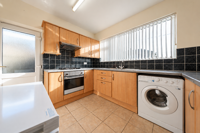 17 Parklands Avenue, Leicester photo 4