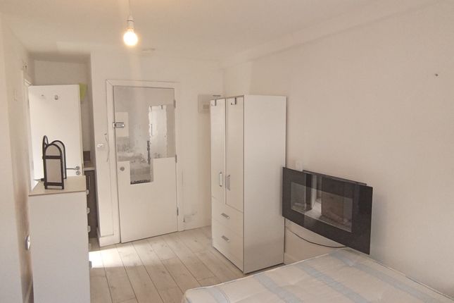 1 113a, Springbank Road, London photo 2
