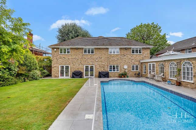 6 Peerage Way, Hornchurch photo 4