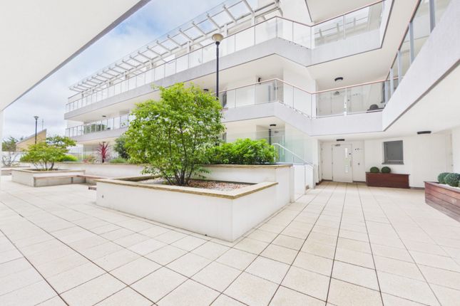 29 Titan Court 1, Flower Lane, London photo 4