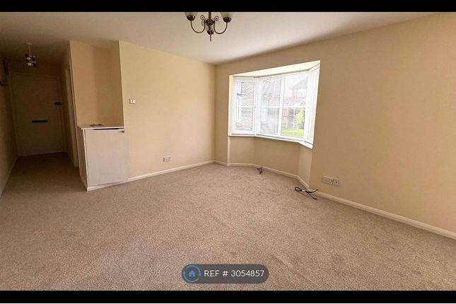 Flat, St James Court Deben Road, Saxmundham photo 2