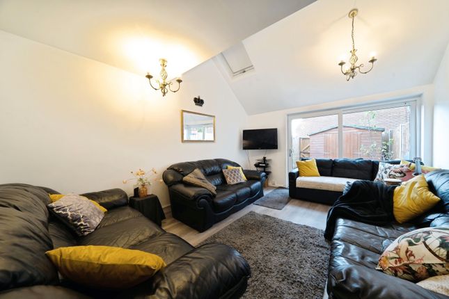 Heriot Road, Chertsey photo 2