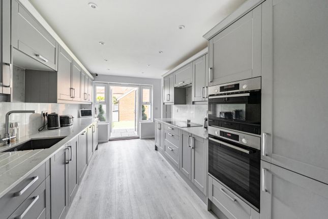 46, Goldfinch Crescent, Berkshire photo 2