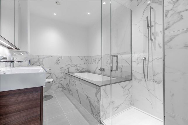 Flat 32, Camera House, 5, Pinewood Gardens, Teddington photo 4