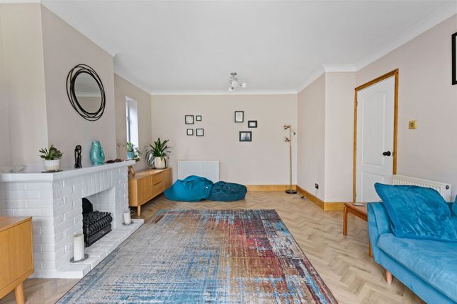21 Overton Shaw, East Grinstead photo 4