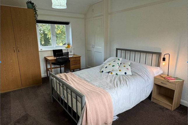3-bed terraced on Exeter, £2,340/mo