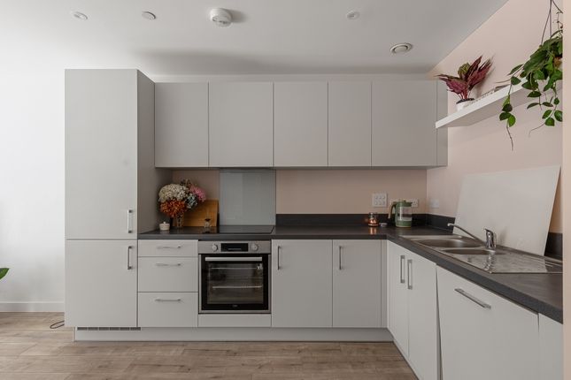 Flat 7, Willowbrook House, Coster Avenue, London photo 4