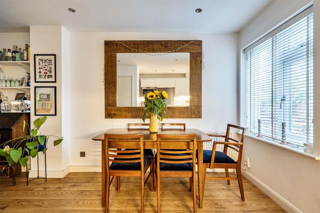 4, Iris Close, Surbiton photo 4
