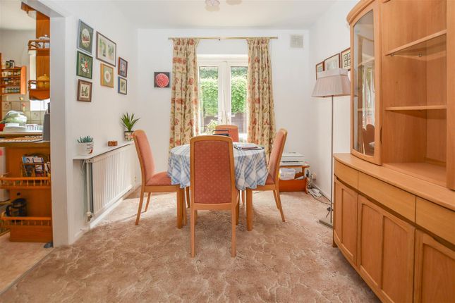 34, Firsgrove Crescent, Brentwood photo 4