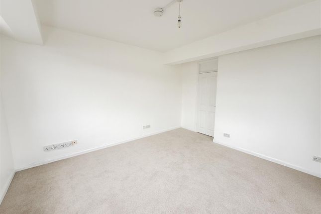 Flat 3 Lexden Lodge, Crowborough Hill, Crowborough photo 3