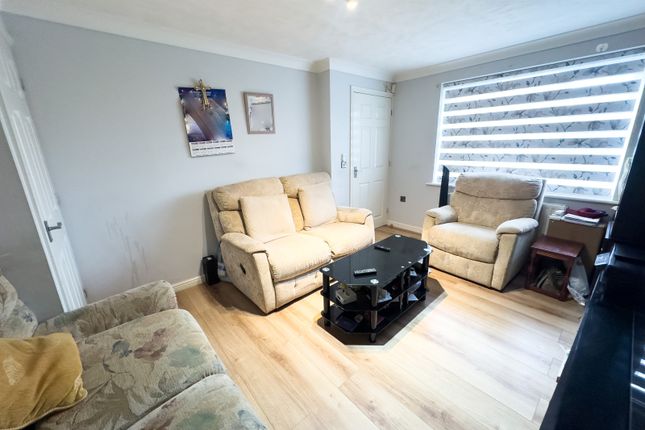 8, Seathwaite Close, Manchester photo 3