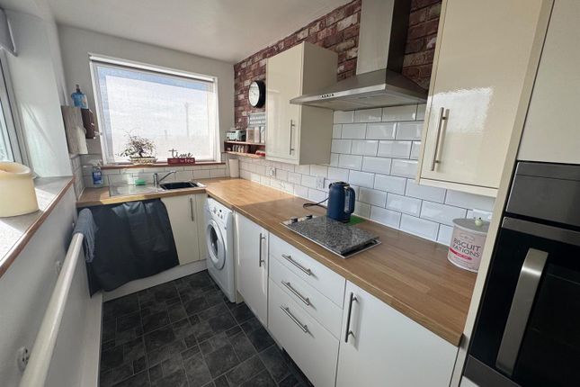 18, Heaton Hill, Bradford photo 5
