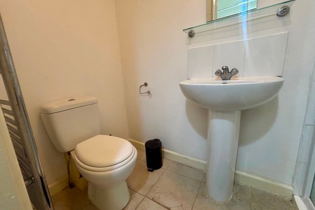 Flat 4, 8 London Road, Neath photo 4