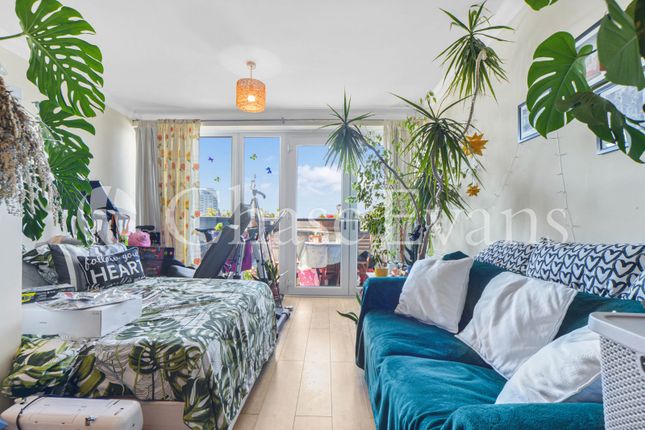 Thumbnail Flat for sale in Maritime Quay, Docklands, London