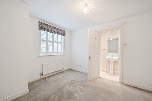 Flat to rent in Lyster Mews, Cobham