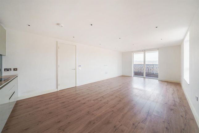 Flat to rent in Lang Court, Smithfield Square, Hornsey