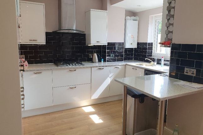29 Priory Crescent, Sutton photo 2