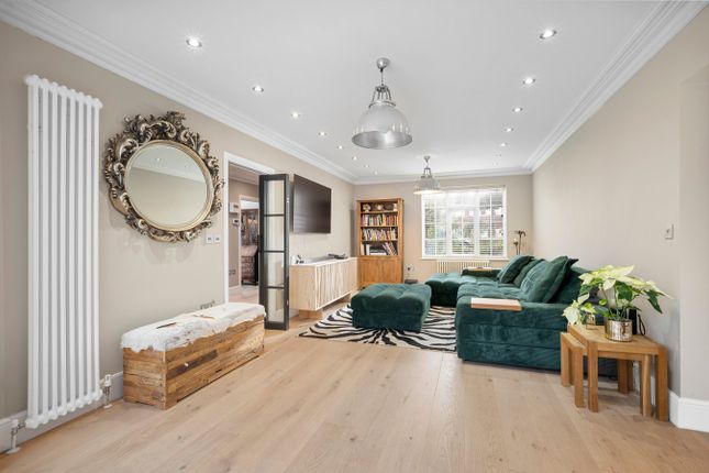 Christmas Cottage, St Georges Avenue, Weybridge photo 2