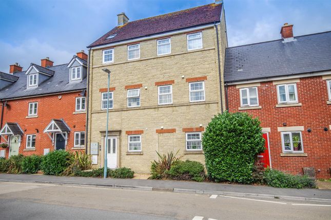 1-bed flat on 6, Library Terrace, Dursley, £775/mo