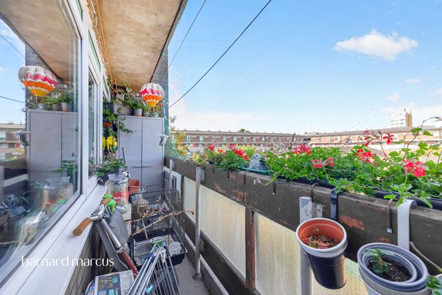 Flat 87, Dovet Court, Mursell Estate, London photo 2
