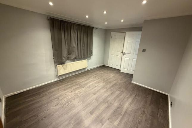 Burness Close, Uxbridge photo 3