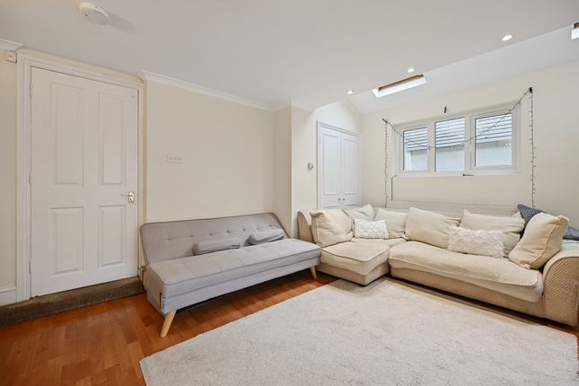 Flat to rent in Hafer Road, Battersea, London